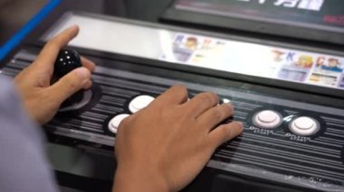 Pro Gamer arcade oyunu oynarken yakın çekim