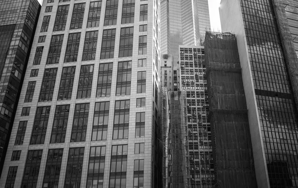 Edifícios de negócios em Hong Kong; Baixo ângulo; Preto e branco — Fotografia de Stock