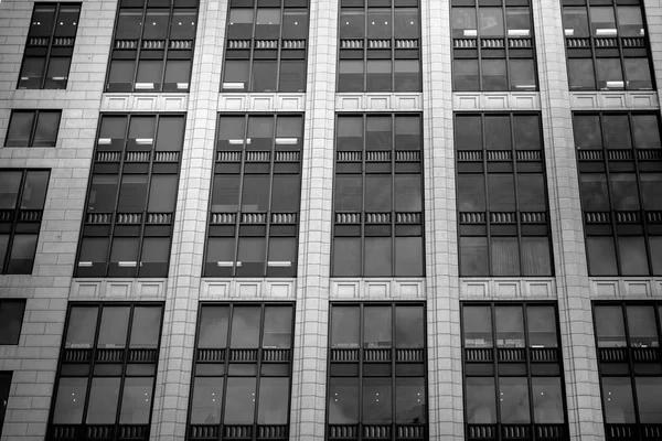 Hong Kong'daki iş binaları; Düşük Açı Görünümü; Siyah Beyaz — Stok fotoğraf