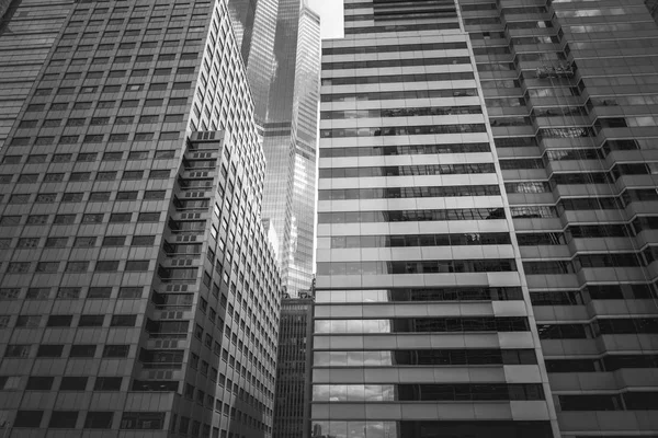 Бизнес-здания в Гонконге; Низкий вид Angle; Черное и белое — стоковое фото