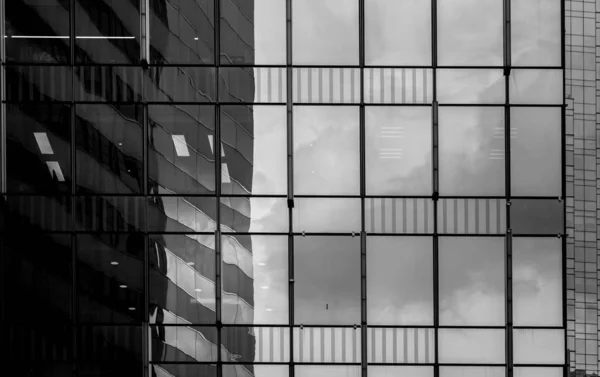 Hong Kong commercieel gebouw close-up; Zwart-wit stijl — Stockfoto