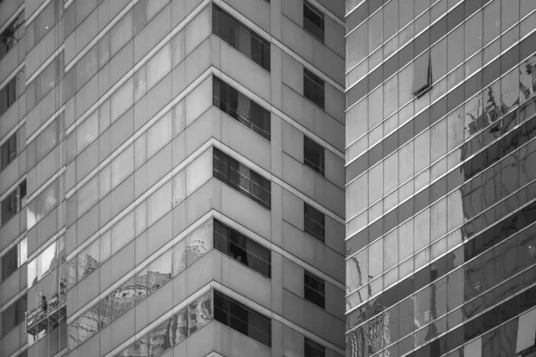 Hong kong kommerzielles Gebäude aus nächster Nähe; schwarz-weißer Stil — Stockfoto