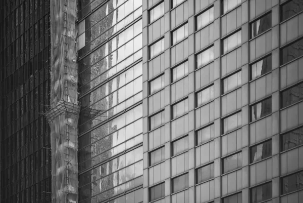 Edifício comercial de Hong Kong Close Up; Estilo preto e branco — Fotografia de Stock