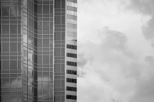 Hong Kong commercieel gebouw close-up; Zwart-wit stijl — Stockfoto