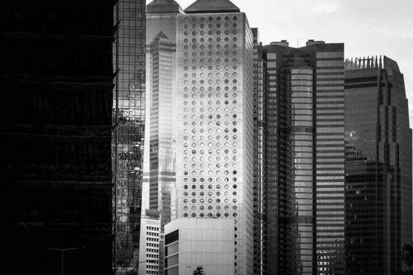 Hong Kong Edificio comercial de cerca; Estilo blanco y negro — Foto de Stock