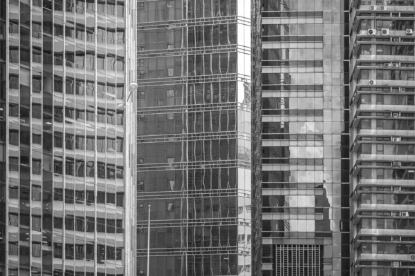 Hong Kong Edificio comercial de cerca; Estilo blanco y negro — Foto de Stock