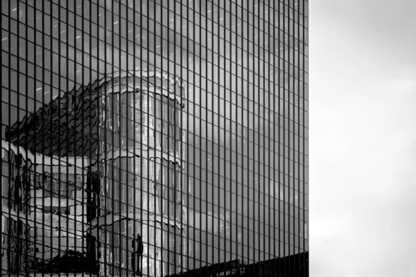 Edifício comercial de Hong Kong Close Up; Estilo preto e branco — Fotografia de Stock