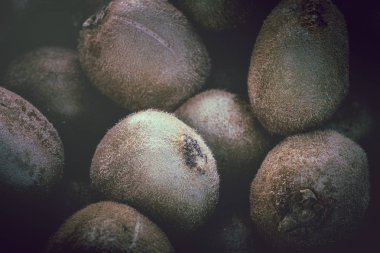 Taze kivi pazar yerinde yakın; kivi meyve arka plan