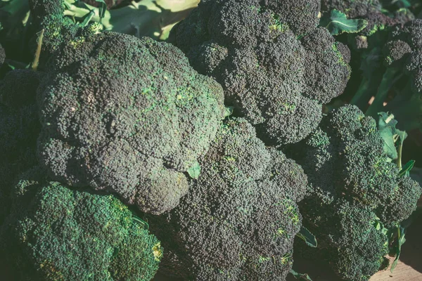 Açık pazarda satılık Brokoli. Organik gıda. Sağlıklı gıda