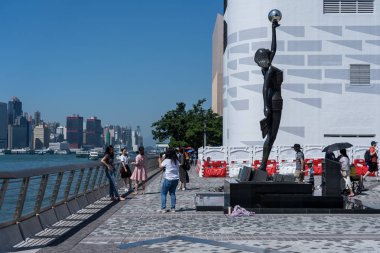 Sabah Yıldızlar Bulvarı'nı ziyaret eden turistler. 