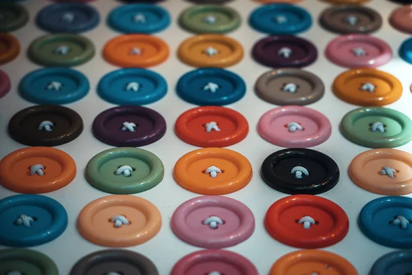 Красочная кнопка в винтажном стиле; фон кнопки — стоковое фото