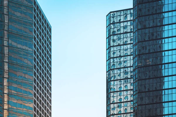 Modern kontorsbyggnad på nära håll i Hongkong — Stockfoto