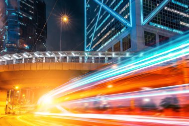 Hong Kong 'da gece yoğun trafik ve şehir manzarası var.