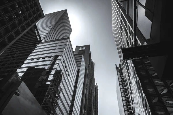 Edifício comercial de Hong Kong Close Up; Estilo preto e branco — Fotografia de Stock