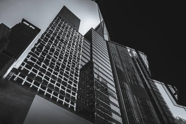 Edifício comercial de Hong Kong Close Up; Estilo preto e branco — Fotografia de Stock