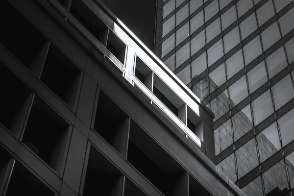 Hong Kong kereskedelmi épület közelről; Fekete-fehér stílusban — Stock Fotó