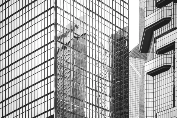 Hong Kong Edificio comercial de cerca; Estilo blanco y negro — Foto de Stock