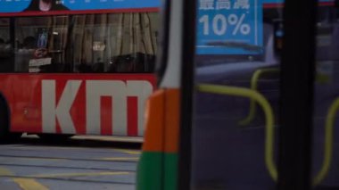 Hong Kong, Çin, 16 Ekim 2019: Hong Kong 'da Central District' in Yavaş Hareketleri ve zebra üzerinde yürüyen yayalar.