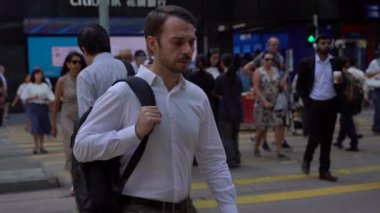 Hong Kong, Çin, 16 Ekim 2019: Hong Kong 'da Central District' in Yavaş Hareketleri ve zebra üzerinde yürüyen yayalar.