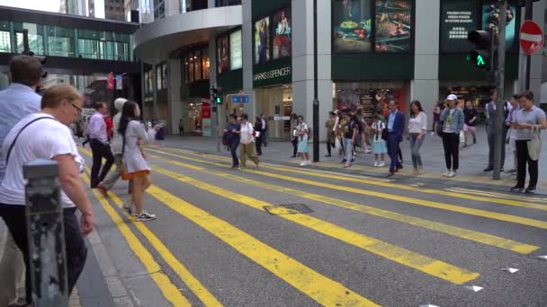 中国香港 2019年10月16日 香港中环繁忙街道的慢行及行人走过斑马 — 图库视频影像