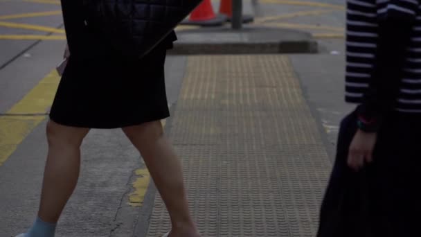 10月16 2019 香港の中央地区の忙しい通りのスローモーションとゼブラを歩く歩行者 — ストック動画