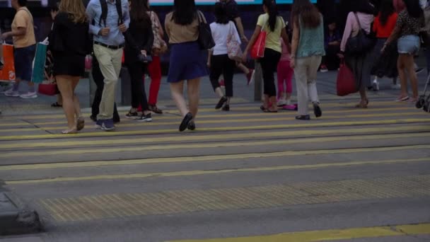 10月16 2019 香港の中央地区の忙しい通りのスローモーションとゼブラを歩く歩行者 — ストック動画
