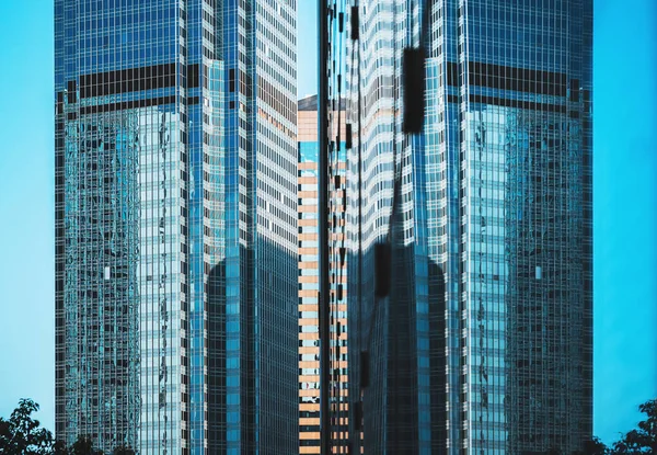 Modern kontorsbyggnad på nära håll i Hongkong — Stockfoto
