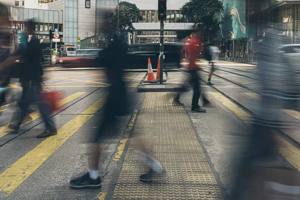 Hong Kong, Chiny, 16 paź 2019: Ludzie przejeżdżający przez ruchliwą stree — Zdjęcie stockowe