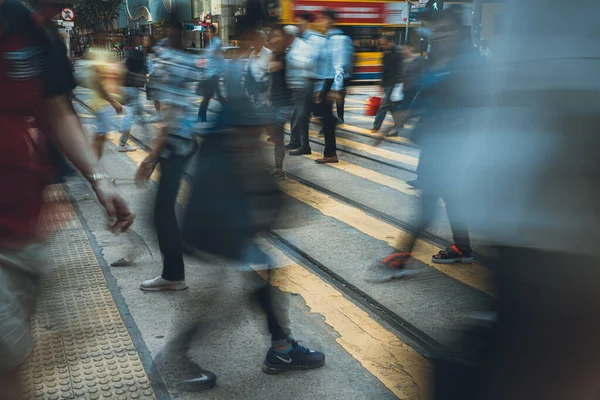 Hong Kong, Chiny, 16 paź 2019: Ludzie przejeżdżający przez ruchliwą stree — Zdjęcie stockowe