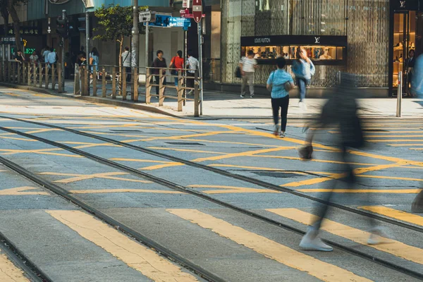 Hong Kong, Chiny, 16 paź 2019: Ludzie przejeżdżający przez ruchliwą stree — Zdjęcie stockowe