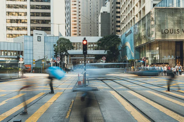 Гонконг, Китай, 16 октября 2019 г.: Люди, пересекающие границу на оживленной улице — стоковое фото