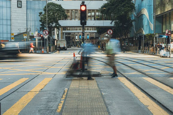 Гонконг, Китай, 16 октября 2019 г.: Люди, пересекающие границу на оживленной улице — стоковое фото