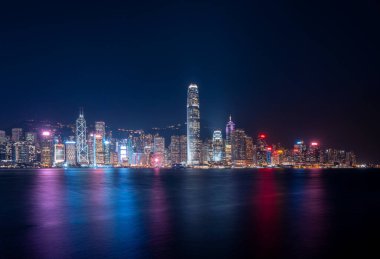 Geceleri Hong Kong şehir manzarası. Victoria Limanından Görünüm