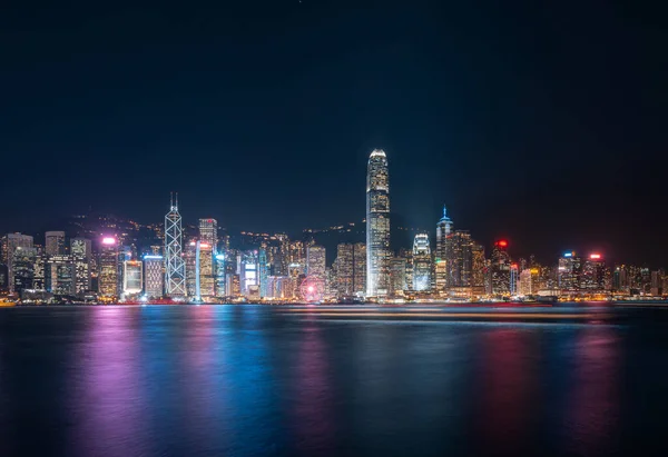 香港的夜景。 从维多利亚港观看 — 图库照片