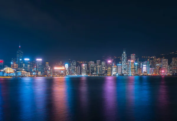 夜の香港の街並み。ビクトリア港からの眺め — ストック写真
