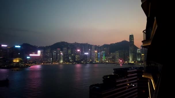 Tijd verstrijken van Hong Kong Victoria Harbour 's nachts — Stockvideo