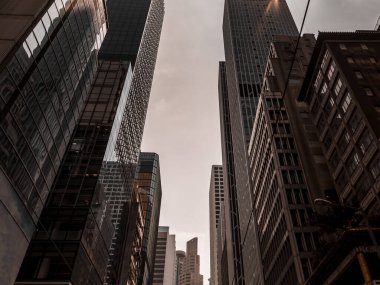 Hong Kong İş Binası kapatıldı; siyah ve altın rengi