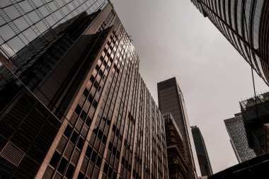 Hong Kong İş Binası kapatıldı; siyah ve altın rengi
