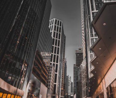 Hong Kong İş Binası kapatıldı; siyah ve altın rengi