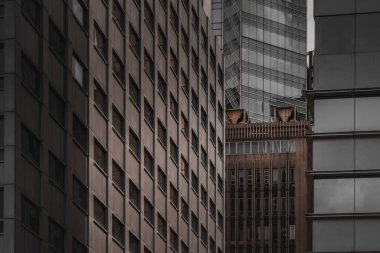 Hong Kong İş Binası kapatıldı; siyah ve altın rengi