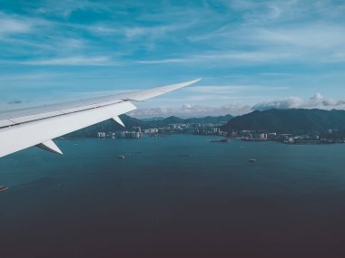 Bir uçağın penceresinden bulutların üzerinde gün doğumu 