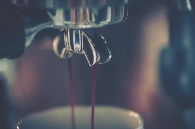 Barista kahve makinesi kullanıyor, yakın plan. 