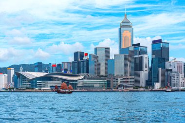 Hong Kong 'daki Victoria Limanı' nda şehir manzarası ve gökyüzü. 