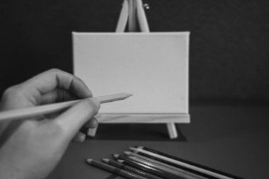 Resim sehpasında kurşun kalemle; siyah ve beyaz stili