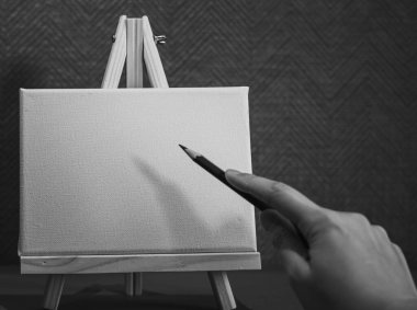 Resim sehpasında kurşun kalemle; siyah ve beyaz stili