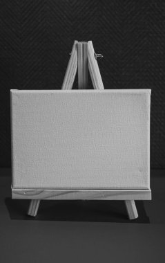 Ahşap sehpalı kalemler çizmek; siyah ve beyaz stili