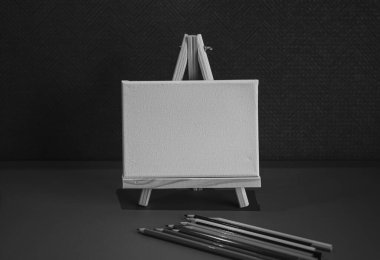 Ahşap sehpalı kalemler çizmek; siyah ve beyaz stili