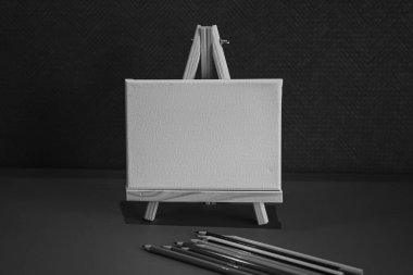 Ahşap sehpalı kalemler çizmek; siyah ve beyaz stili