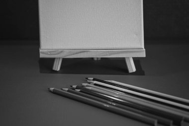 Ahşap sehpalı kalemler çizmek; siyah ve beyaz stili