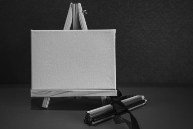 Ahşap sehpalı kalemler çizmek; siyah ve beyaz stili